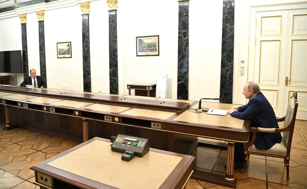 克里姆林宫解释，为何绍伊古、拉夫罗夫的座位距离普京的非常远