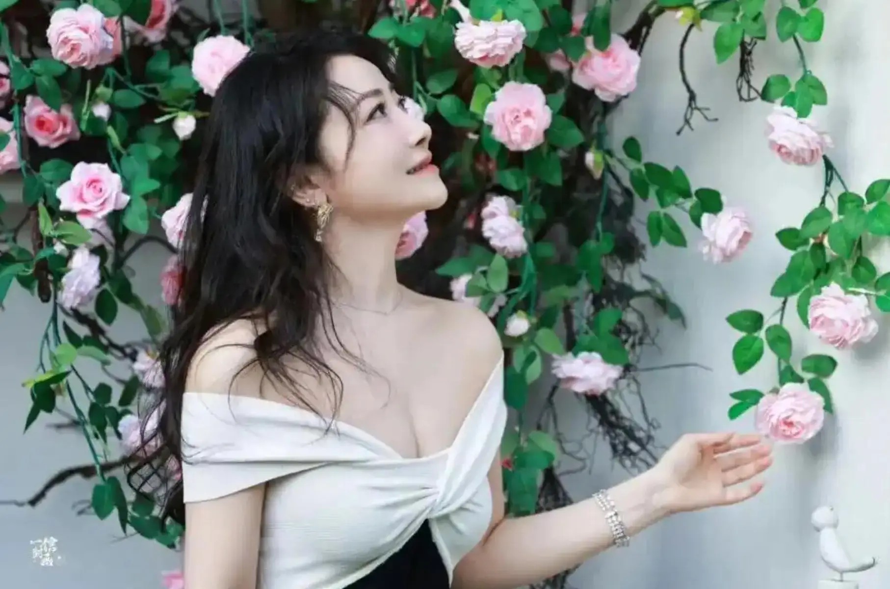 上半身貌美如花,下半身歪七八扭,这8位女星镜头前后反差好大