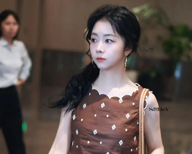 重组家庭的暖心典范:张维伊婚礼上的温情时刻