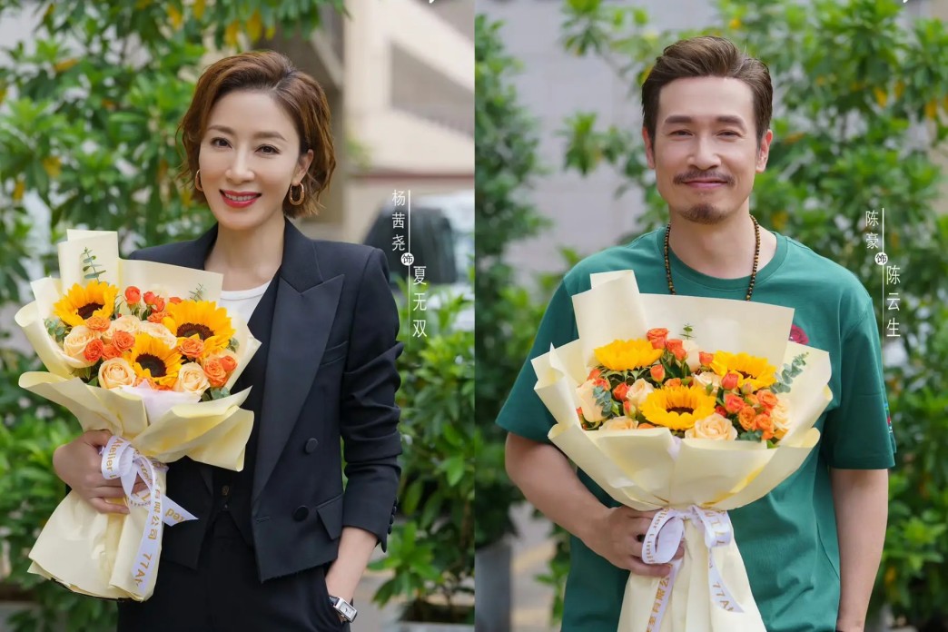 杨颖跟黄晓明妈妈聚餐，和前婆婆有说有笑，小海绵高兴挥手送妈妈