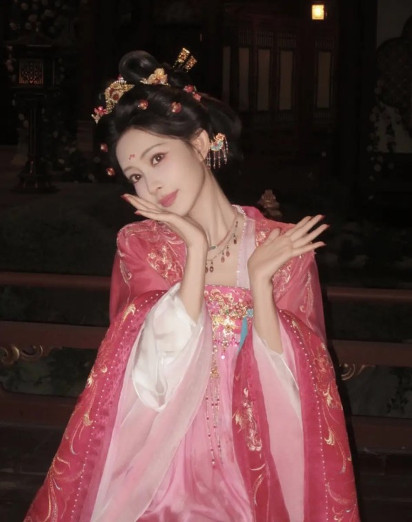 58岁“苗连”周惠林娶31岁央视主持人，女儿三个月，他亲自带娃