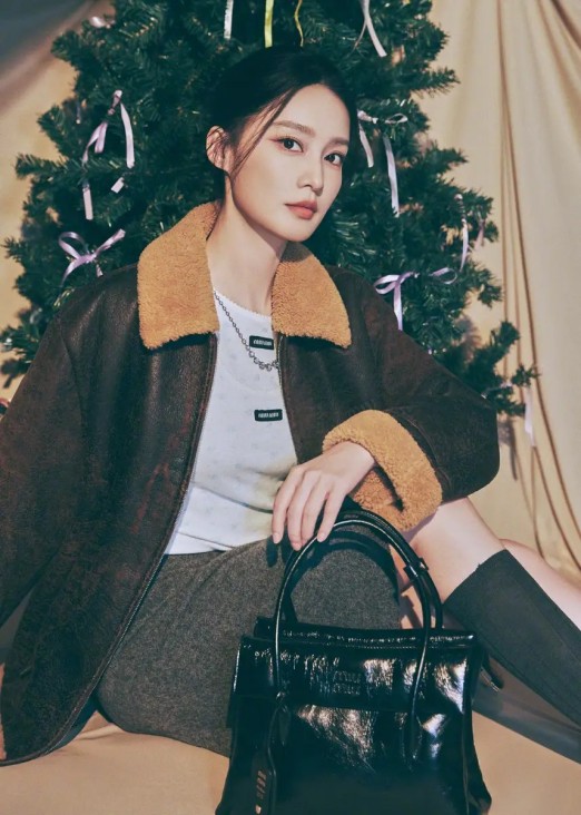 香港一线女星被爆恋爱，男友为攒老婆本，吃大排档坐公车十分贴地