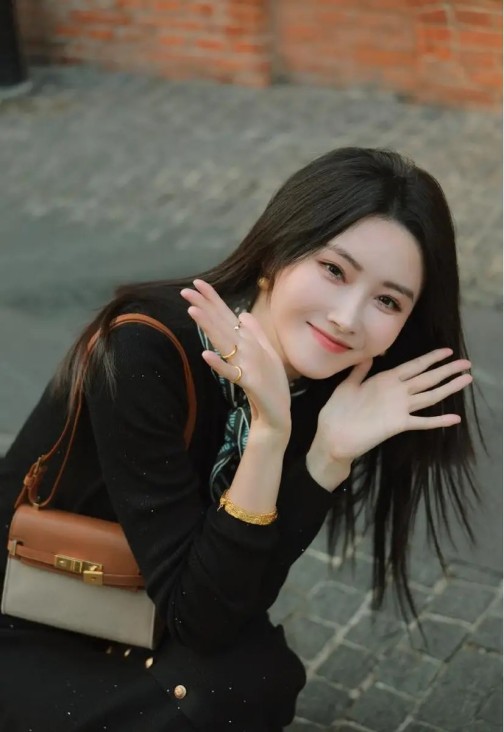 郑秀晶透露拍《继承者们》被摔的包是姐姐的：姐姐看到后特别生气