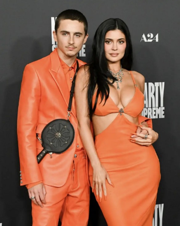 大模型的“留存率”焦虑：当技术奇观褪去，谁在“日日相伴”？